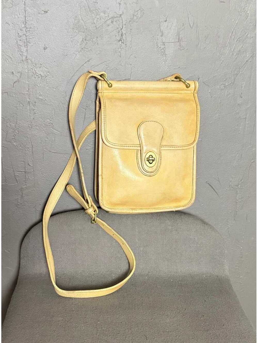1990's Murphy style Crossbody Bag Light Tanned Leather Turnlock Brass Hardware